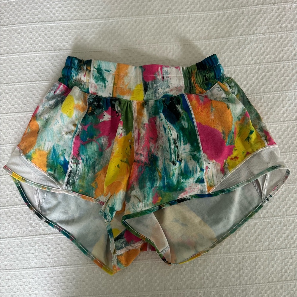 Lululemon || White Multi || Size - Hotty Hots Low-Rise Lined Shorts 2.5”